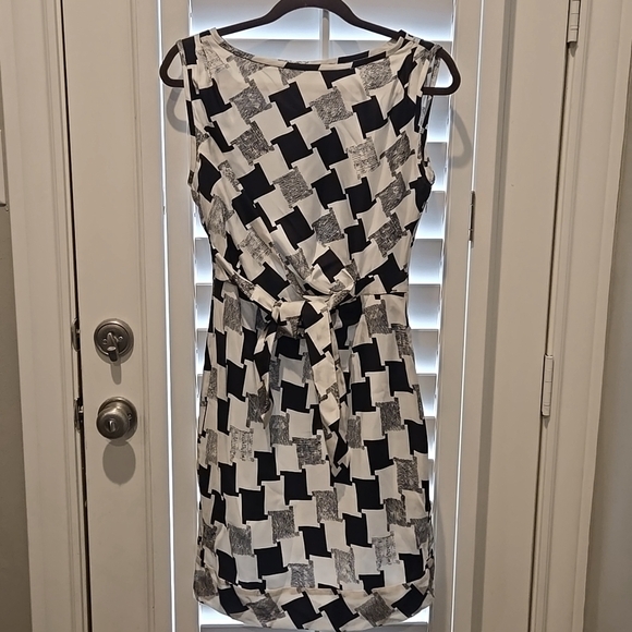 Diane von Furstenberg sz 4 100% silk  Della Dress Black White Side Tie  DVF - Picture 1 of 5